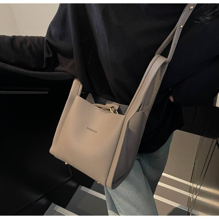 Zweiteilige, weiche Schultertasche mit Litschi-Muster für Mütter im Außenhandel. Neue, lässige, einfache, tragbare diagonale Tasche für das Leben._voghion.com