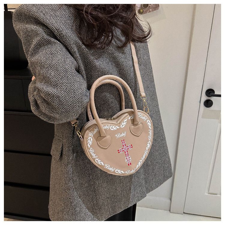 Borsa da donna personalizzata Rivet Punk Dark 2024 Nuova borsa a forma di cuore, borsa a tracolla incrociata, borsa a tracolla per donna_voghion.com