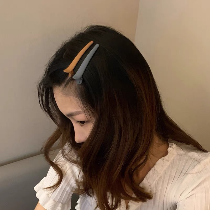 Matinis makiažas, didelis ančiukų prausiamasis veidas, internetinė raudona plaukų segtukas, minimalistiniai galvos apdangalai moterims_voghion.com