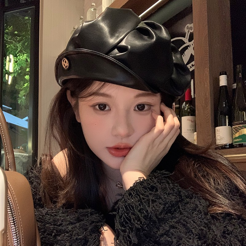 Berretto in pelle nera di alta qualità per l'etichetta di moda di strada femminile, pieghettato ed elegante, che mostra temperamento, pittore di gemme_voghion.com