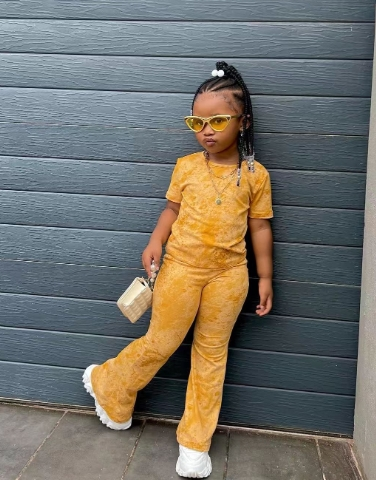 Mother & Kids: Neues Kinderoutfit im Stil eines Instagram-Trends – Mädchen-Set im Kurzarm-Design aus Samt_voghion.com