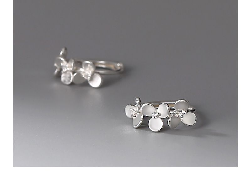 Minimalistische Ohrstecker aus S999 Sterlingsilber mit kleinen Blumen - Eleganter, zierlicher Ohrschmuck für Frauen im Alltag_voghion.com