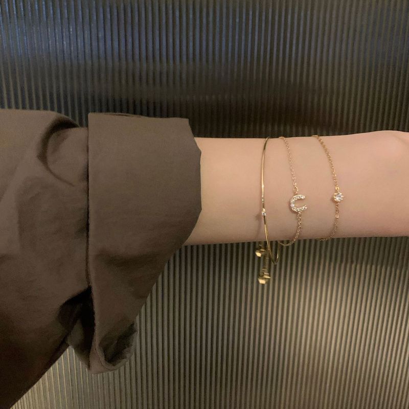 2023 nieuwe eenvoudige nichearmband meisjes temperamentbrief stapelarmband in koude stijl_voghion.com