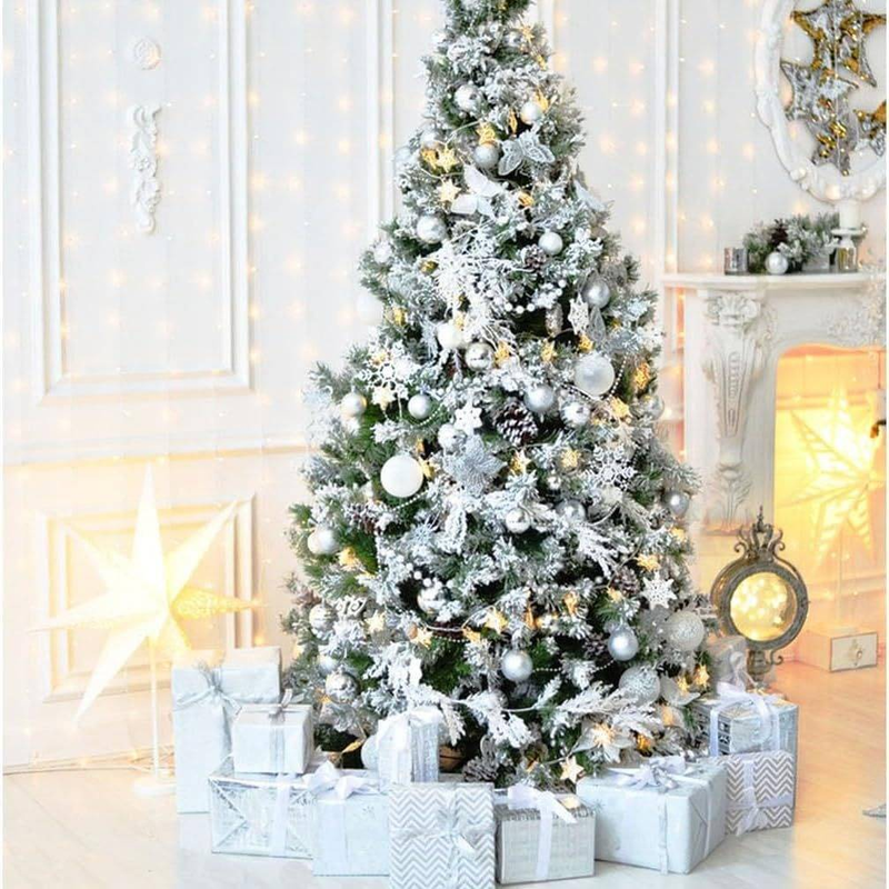 Ein hochwertiger, realistischer und kreativer Weihnachtsbaum wird zu Weihnachten aufgestellt_voghion.com