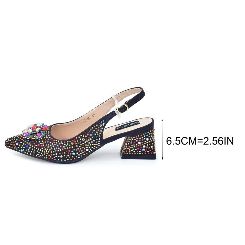 Scarpe con tacco medio e punta a punta in strass con design a tacco alto con diamanti abbinate a una borsa da sera alla moda con diamanti._voghion.com
