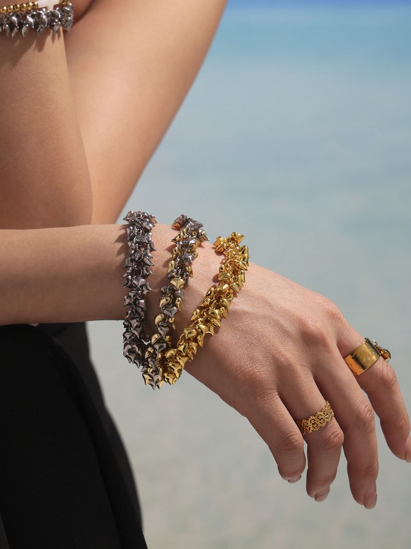 Bracciale da donna con ciondolo a forma di cuore geometrico minimalista in acciaio inossidabile placcato sottovuoto, pezzo trendy da indossare ogni giorno._voghion.com