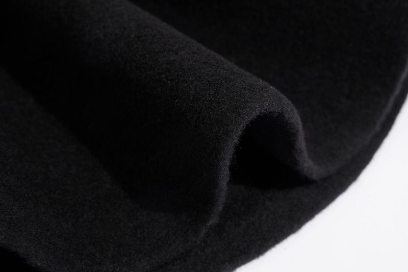 Bøtte i 100 % ull for vintervarme, vindtett og med ansiktsgjenkjenning. Liten, moderne og allsidig servant med ull._voghion.com