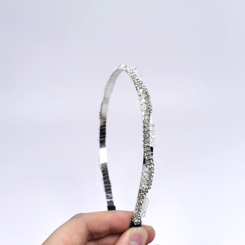Cerchietto di cristallo con due file di strass, piccolo accessorio per capelli intrecciato fatto a mano, elegante accessorio primaverile da donna_voghion.com