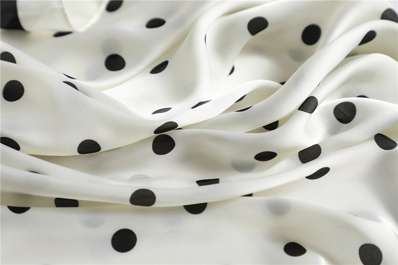 Sciarpa coreana a pois con onda di moda Sciarpa quadrata in seta imitazione da donna 90 cm Scialle con protezione solare da viaggio Autunno e_voghion.com