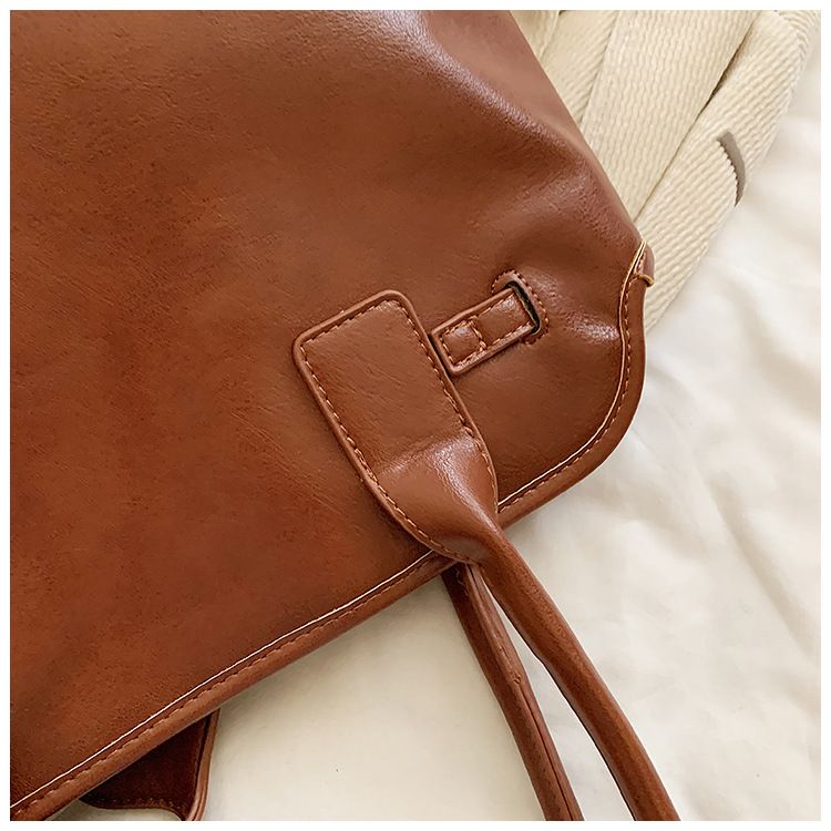 Premium Large Capacity Tote Underarm 2024 New MIU Home Fashion Lock Simple Single Shoulder Bag_voghion.com