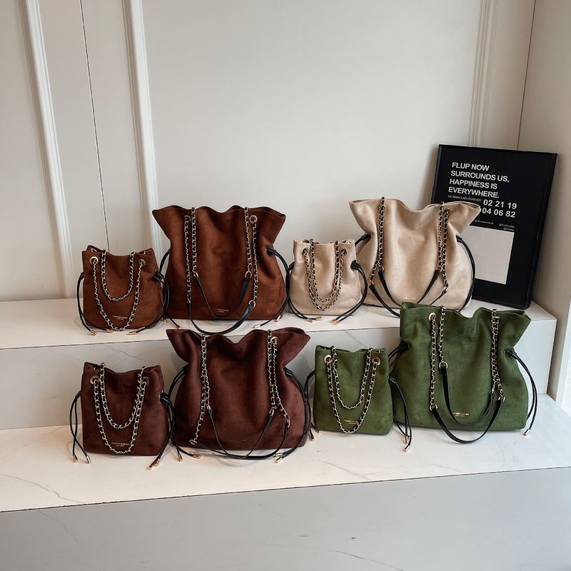 Borsa a secchiello con tracolla a catena, grande capacità, in pelle scamosciata, per donna, 2025_voghion.com