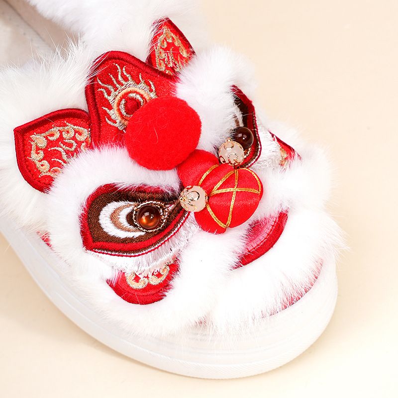 ShoeGlobe Schuhe aus echter Wolle und Baumwolle mit Tigerkopf- und Löwentanzmotiv, dick besohlen, handgefertigt und bestickt, im Ethno-Stil (1913-26)_voghion.com