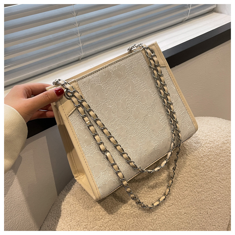 Grand sac jacquard en soie de grande capacité pour femmes, sacoche à bandoulière large, fourre-tout assorti à la mode, nouvelle collection 2023_voghion.com