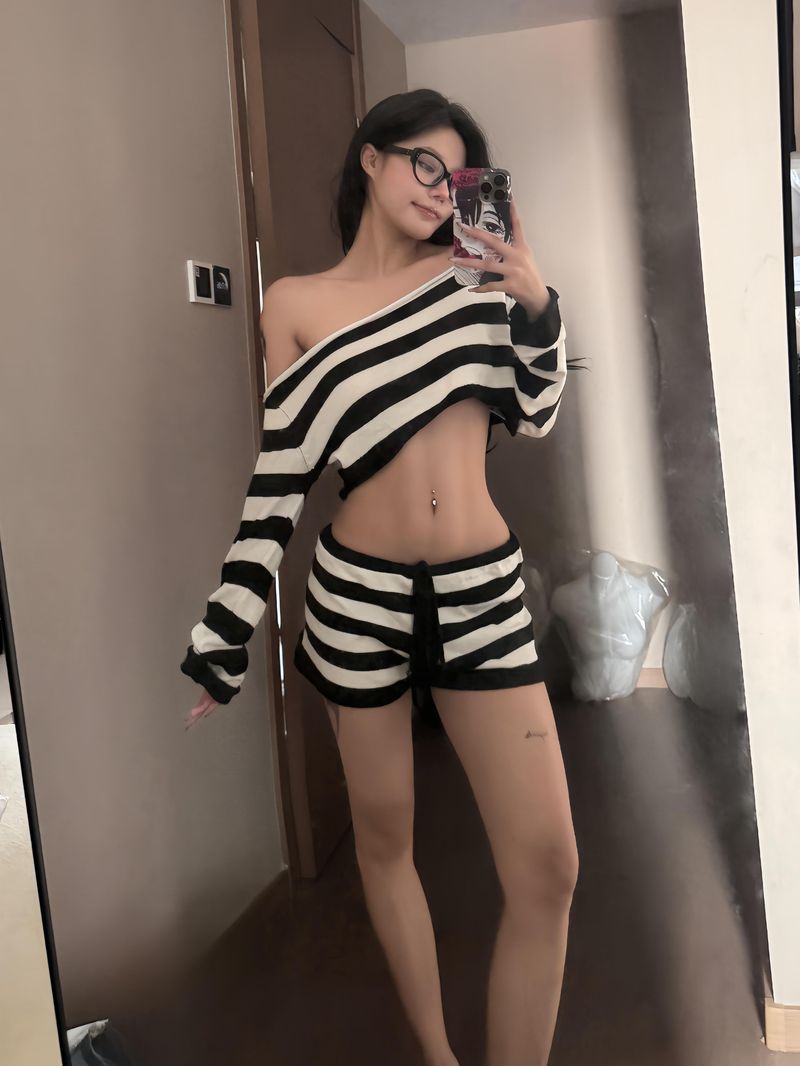 Top a righe in stile americano con una spalla corta e maniche lunghe per donna, nuovo autunno 2024 lavorato a maglia che abbraccia i fianchi_voghion.com