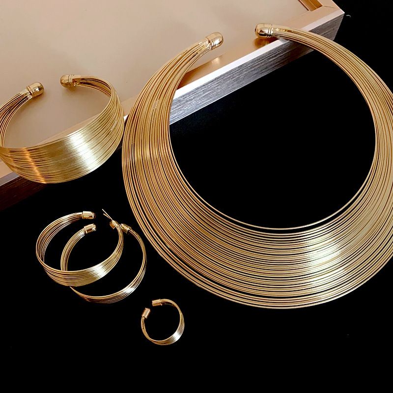 Flerlags halskjedesett med metallgeometri og designfølelse i tung industri, kragebenkjede, nisje, kald og kul stil,_voghion.com