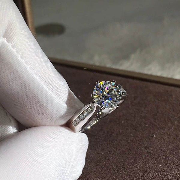 Classico anello di fidanzamento da principessa con 6 griffe in zircone intarsiato e diamanti per donna_voghion.com