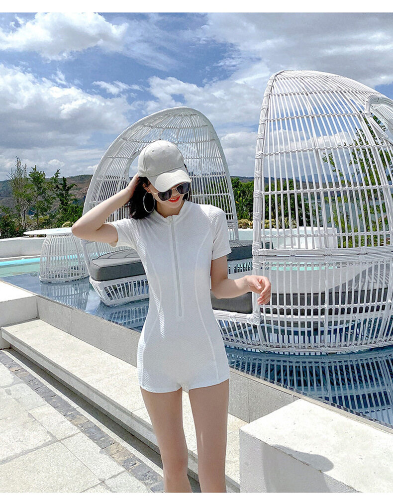 Einteiliger Badeanzug im Strandstil für Damen mit Bauchkontrolle, schwarz-weiße Badeshorts mit halbem Reißverschluss_voghion.com