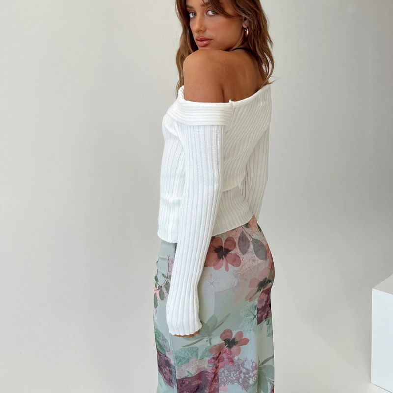 Maglione sexy a coste con collo rovesciato, maniche lunghe e spalle scoperte per donna. Tendenze moda primavera e autunno._voghion.com