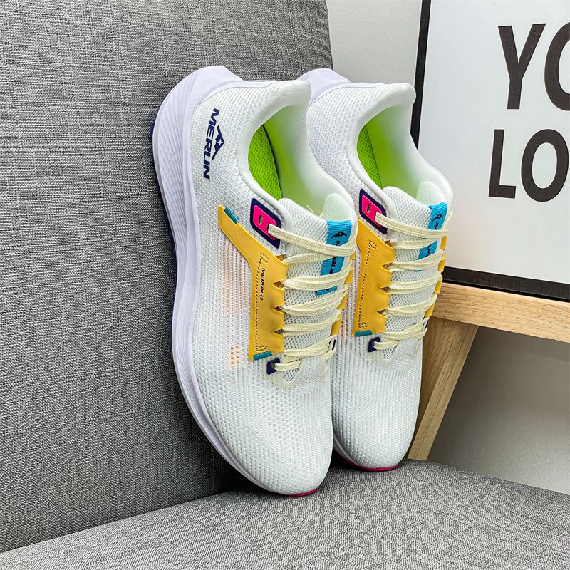 Los zapatos deportivos de malla están hechos de material transpirable y ofrecen un ajuste cómodo y versátil._voghion.com