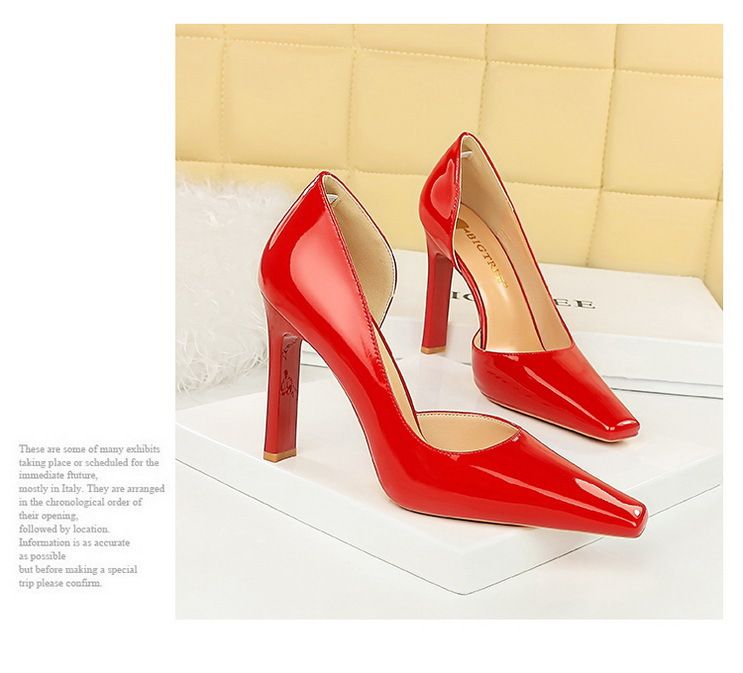 Damenschuhe mit dicken Absätzen, superhohen Absätzen, Lackleder und flacher, seitlich ausgehöhlter quadratischer Spitze_voghion.com