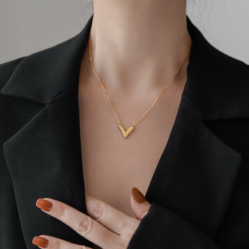 nuova semplice nicchia dorata luce di lusso lettera V collana femminile estate clavicola catena rete rossa non sbiadisce Tanabata_voghion.com