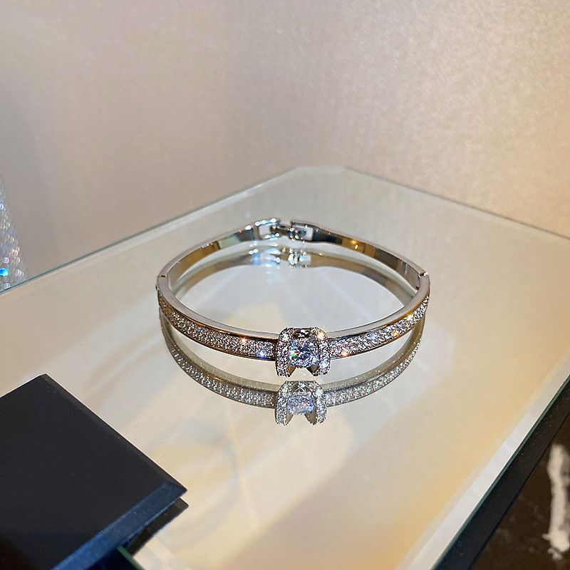 Designer Fashion Geometric Dia-encrusted Roman Circle Girlfriends Bracelet_voghion.com