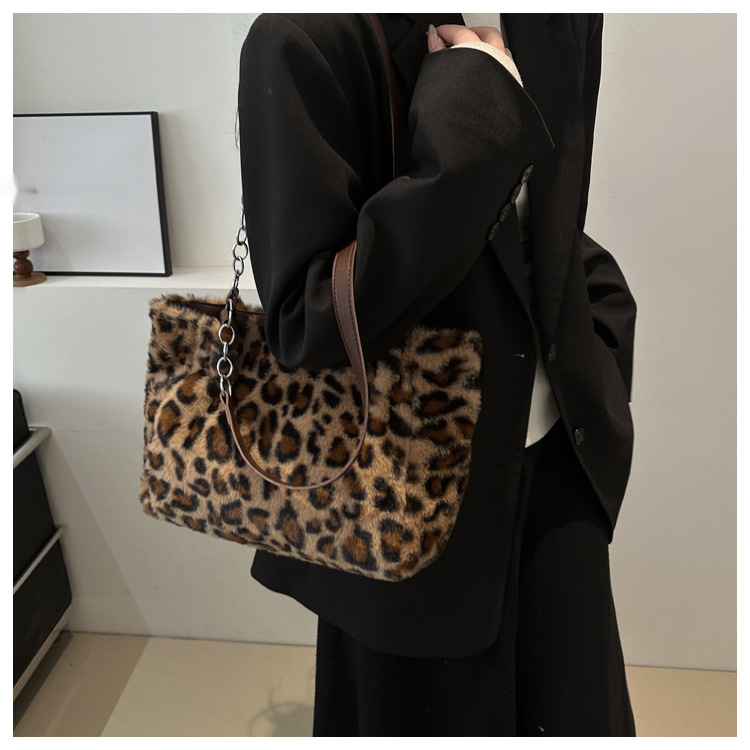 Simplified Large Capacity Bag 2024 New Trendy Leopard Print Plush Tote Bag Atmospheric Plush Shoulder Bag Women's Bag_voghion.com