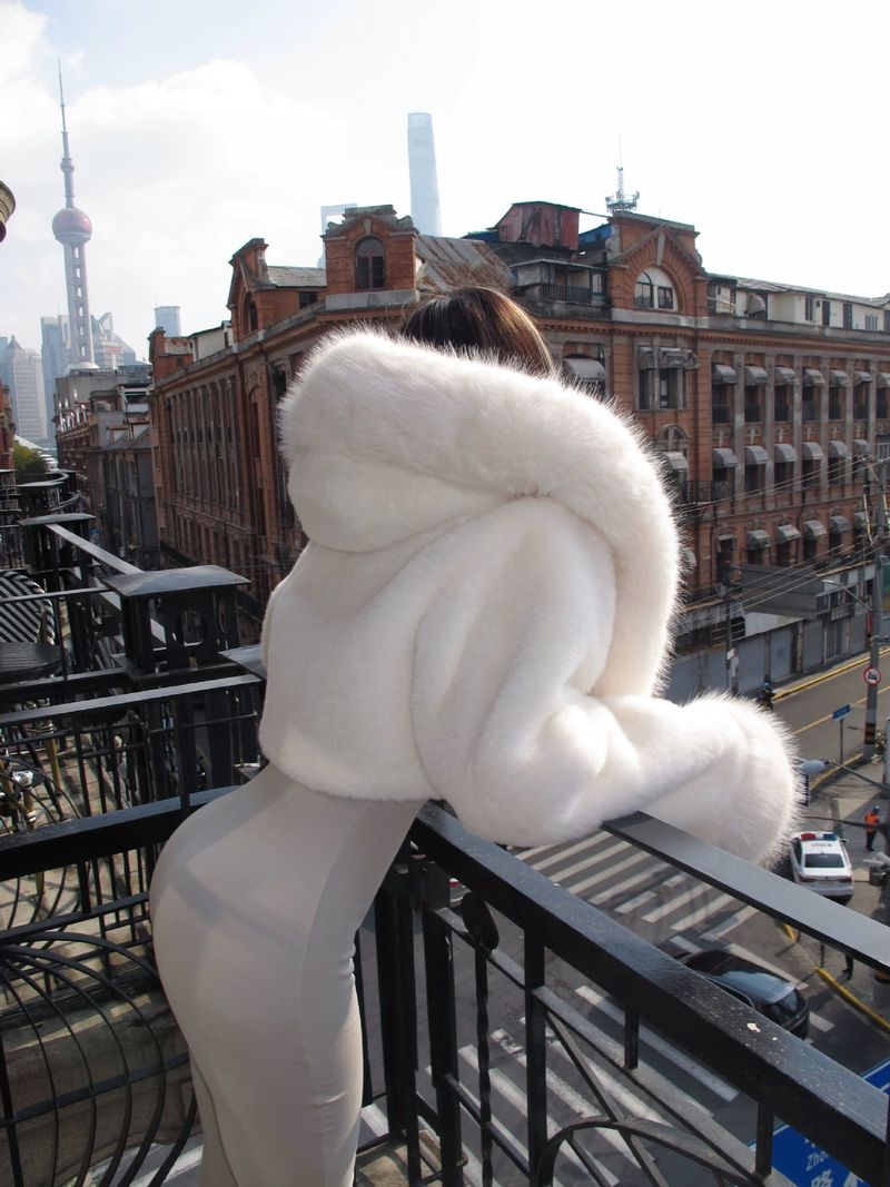 Giacca con cappuccio in pelliccia sintetica per donna - Cappotto invernale morbido e caldo, elegante capospalla corto, comoda fodera in pile, streetwear alla moda_voghion.com