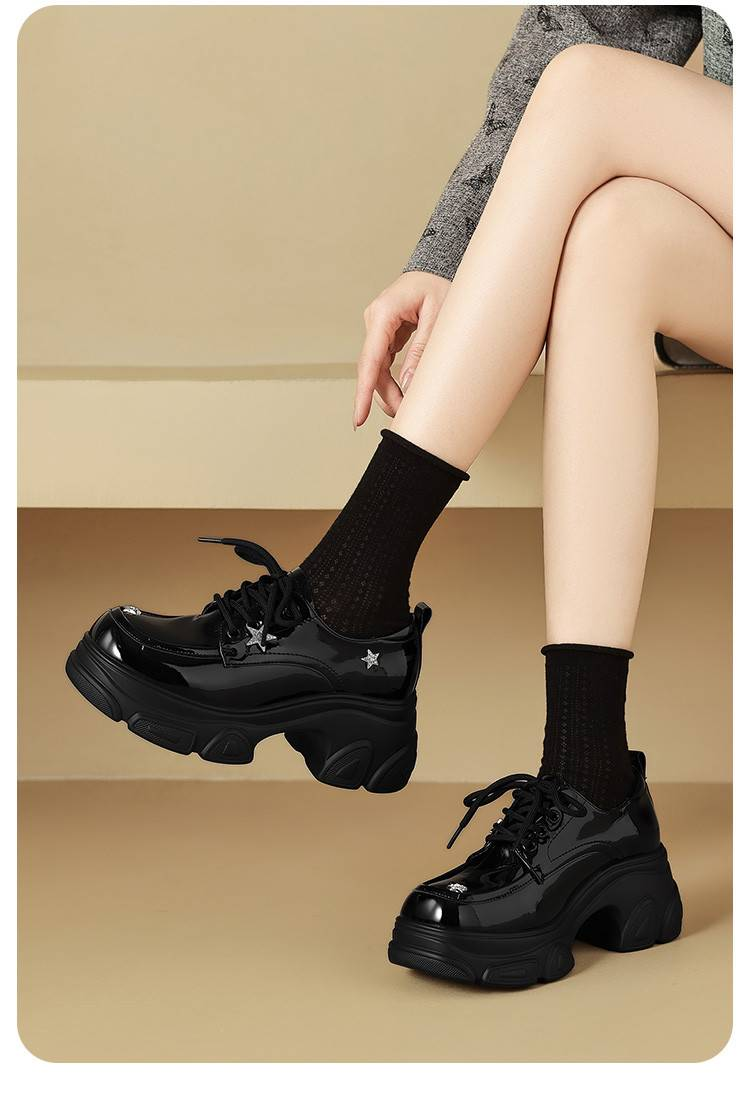 Mocassini con plateau da donna, in pelle lucida con stelle di strass, tacco spesso, stile slip-on, per l'autunno 2024._voghion.com