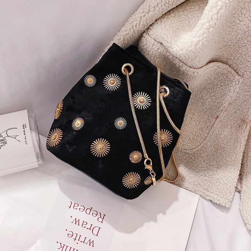 2022 Winter Neue Damenmode Samt Eimer Mit Abzeichen Dekoration, Single Shoulder Crossbody Kette Tasche_voghion.com