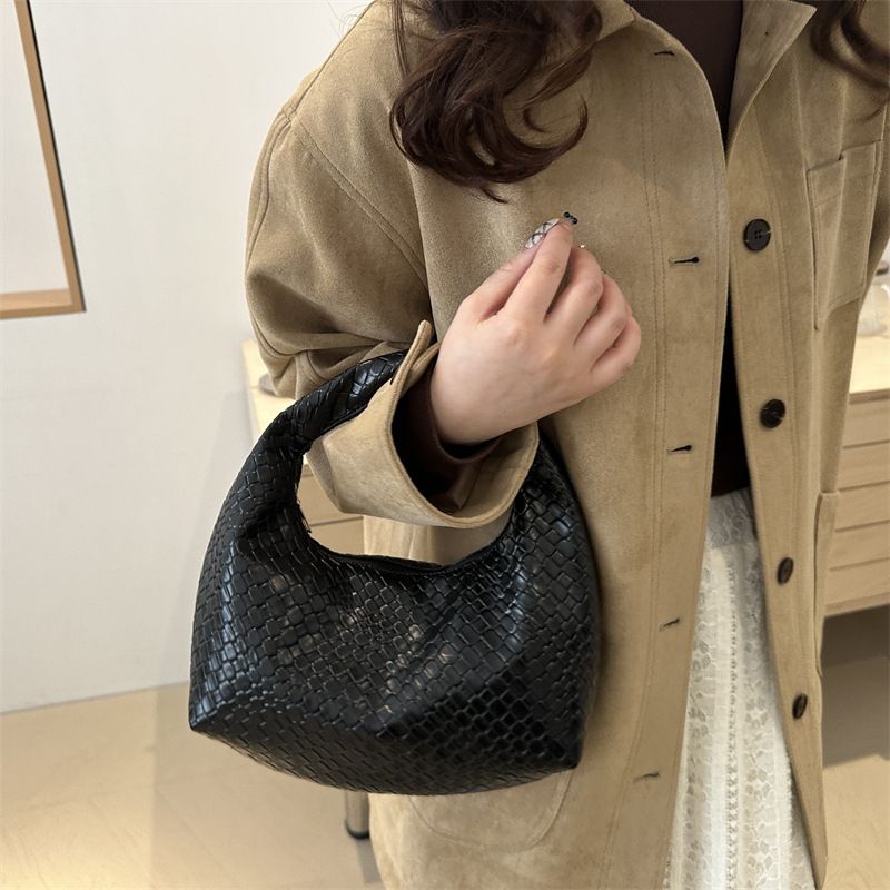 Modne torebki damskie pod pachami w tym roku: luksusowe, eleganckie, poręczne torebki typu Crescent, modne torebki crossbody do pracy_voghion.com