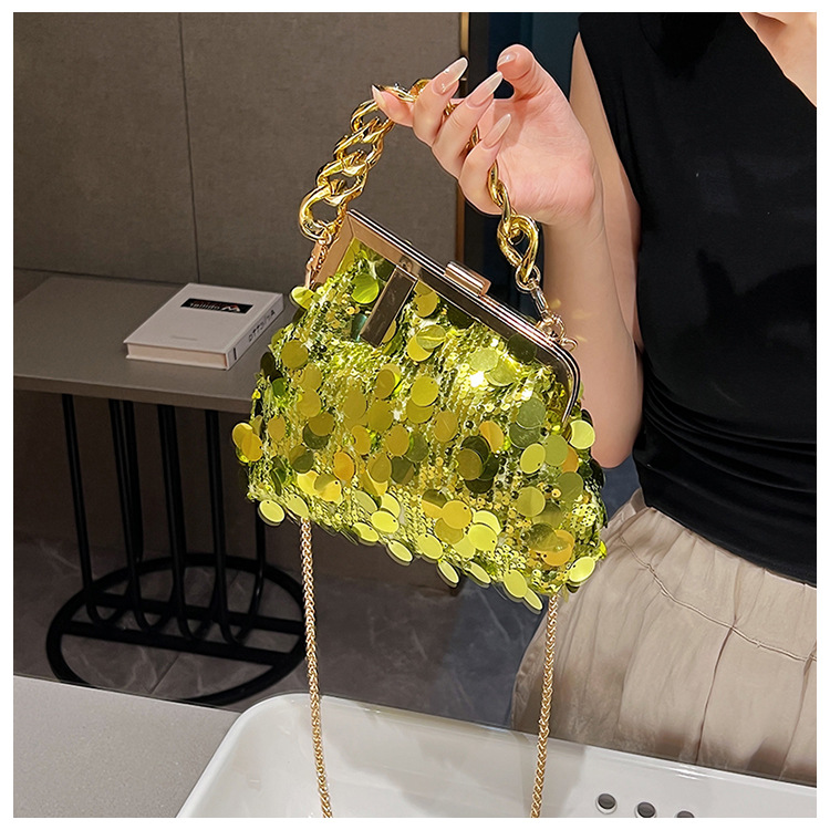 Piccola borsa per le donne 2023 Nuova borsa a tracolla versatile con catena di paillettes, borsa da sera con clip alla moda_voghion.com
