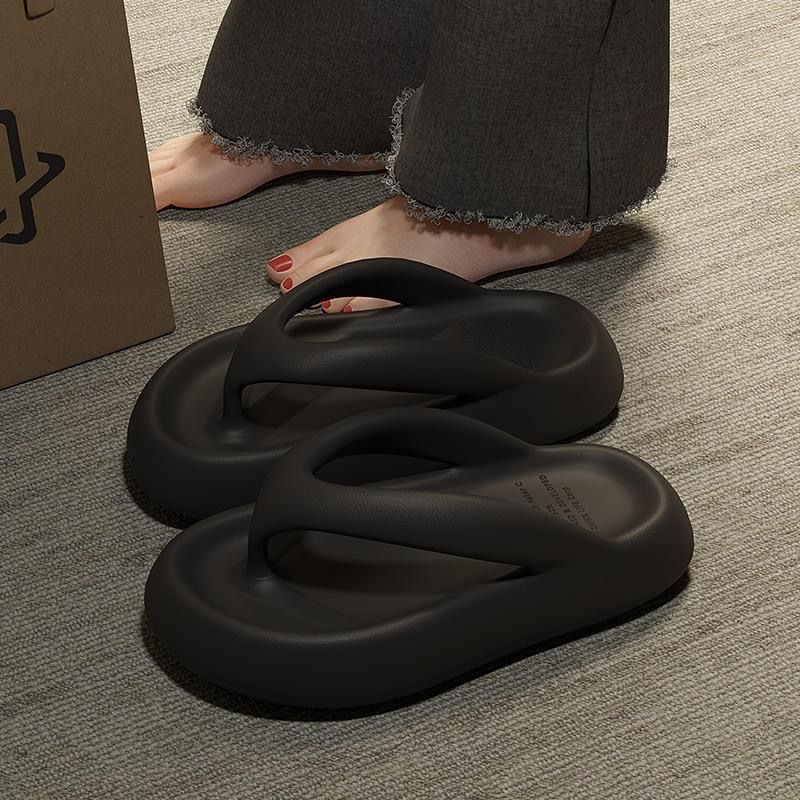 Trendy Students Wearing Flip Flops Outside, Female Summer Internet Celebrity Instagram 2025 New Anti Slip Clip On Foot_voghion.com