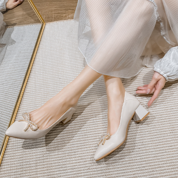 Sapatos femininos de salto médio, versáteis, com strass, sapatos formais para casamento e festa, com decoração de borboletas e pérolas e strass_voghion.com