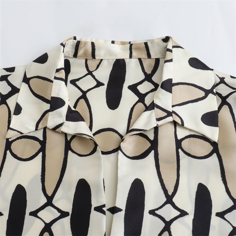 Completo da donna con camicia stampata in raso e pantaloni dritti_voghion.com