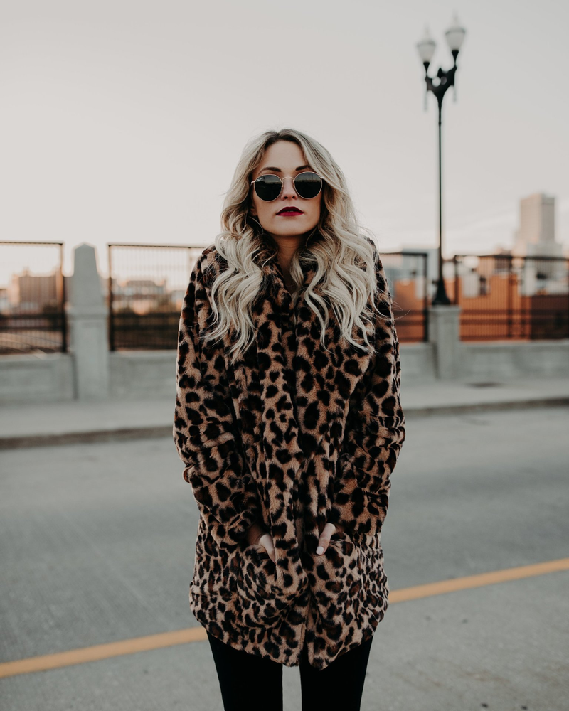 Damenmode Revers Leopardenmuster Pelzimitat Pelzmantel Mittellanger Mantel Lange Ärmel_voghion.com