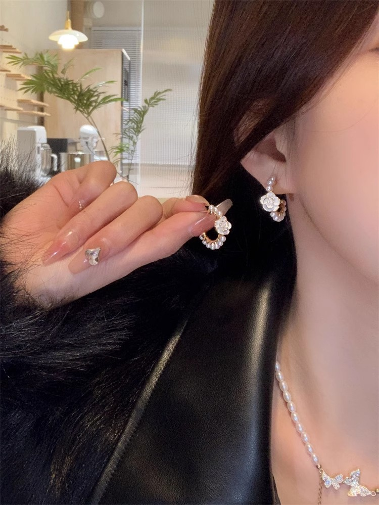 Orecchini da donna Argento Ago Camelia Orecchini di perle Design di nicchia High-end 2023 Nuovi orecchini alla moda Orecchini all'ingrosso_voghion.com