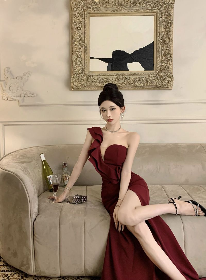 Abito da sirena con spalle scoperte, orlo asimmetrico e inserti in rete trasparente - Abito da sera con spacco profondo per feste e serate di gala (nero/bordeaux, S-XL)_voghion.com