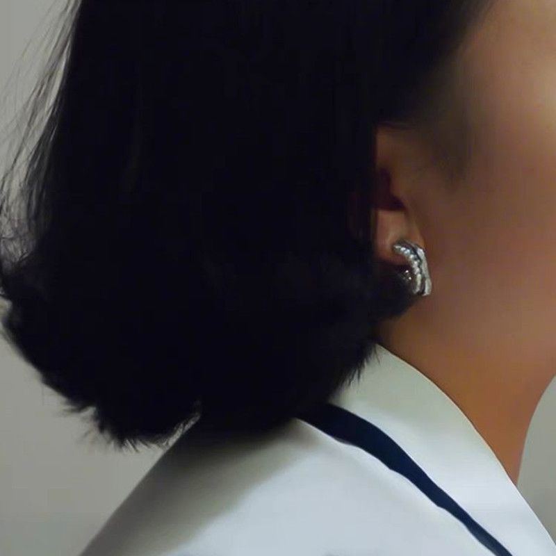 Damenschmuck – Elegante Creolen mit Barockperlen und Doppel-C in Silberton, minimalistisches, schickes Design mit natürlichen Saatperlen und Doppel-C-Creolen_voghion.com