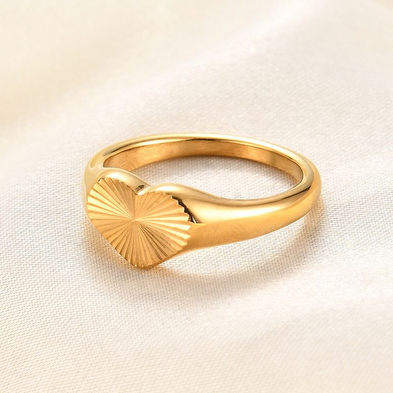 Anello in acciaio inossidabile con design a cuore sfaccettato alla moda, in oro IP per donna_voghion.com