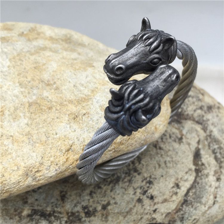 Pulsera de acero con doble cabeza de caballo y diseño punk rock para hombre, moderna y llamativa._voghion.com