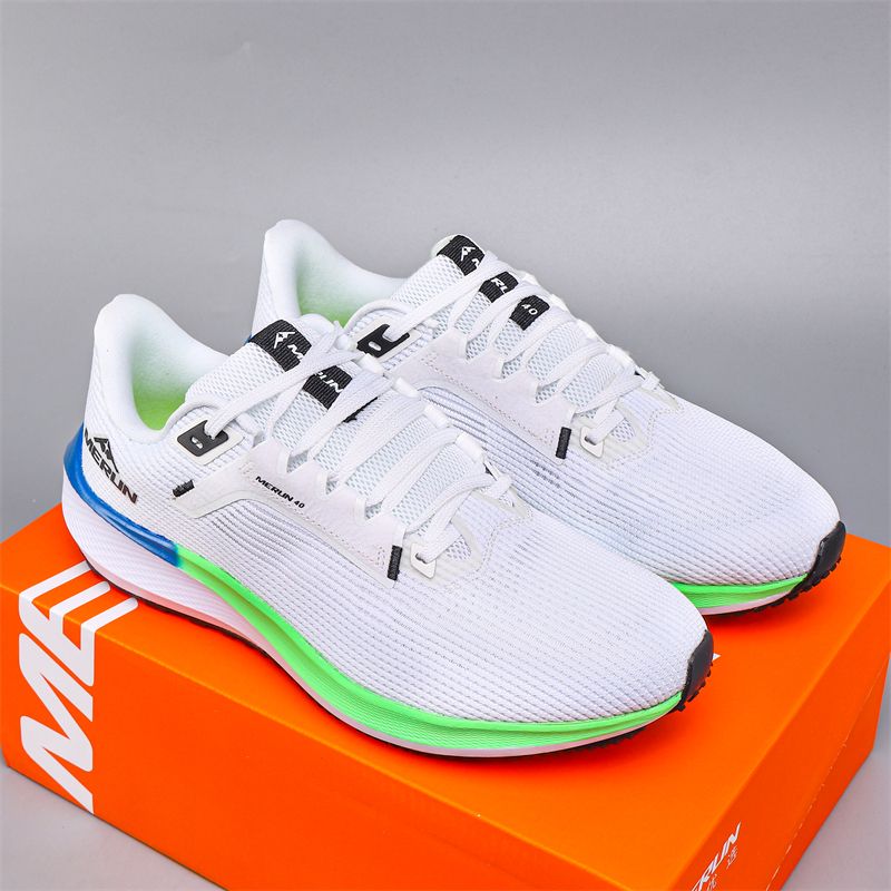 Oddychające buty do biegania wykonane z siateczki i wyposażone w miękkie, elastyczne wkładki zapewniają wygodę i wszechstronne dopasowanie_voghion.com