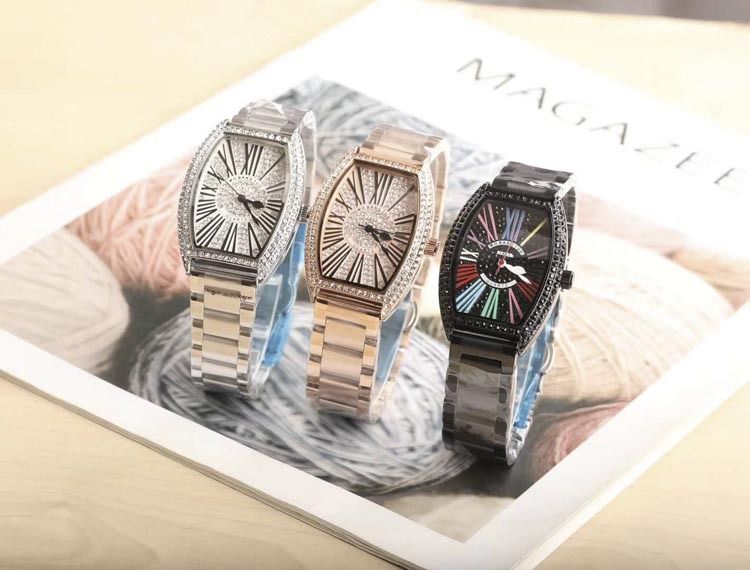 Montre-bracelet en acier incrustée d'étoiles du ciel pour femme de la même collection Bucket FM_voghion.com