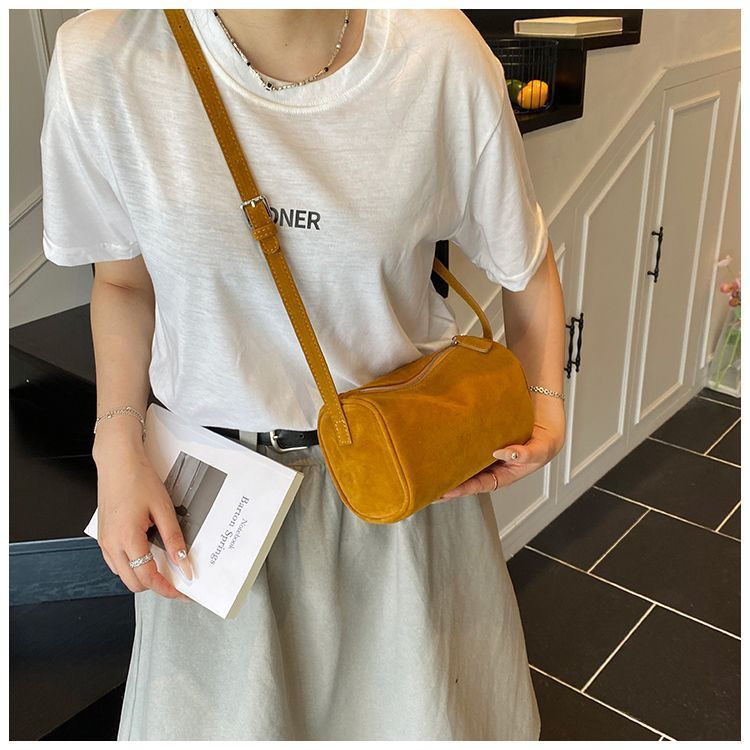 Borsa a tracolla minimalista in pelle scamosciata nera da donna autunno/inverno 2025_voghion.com