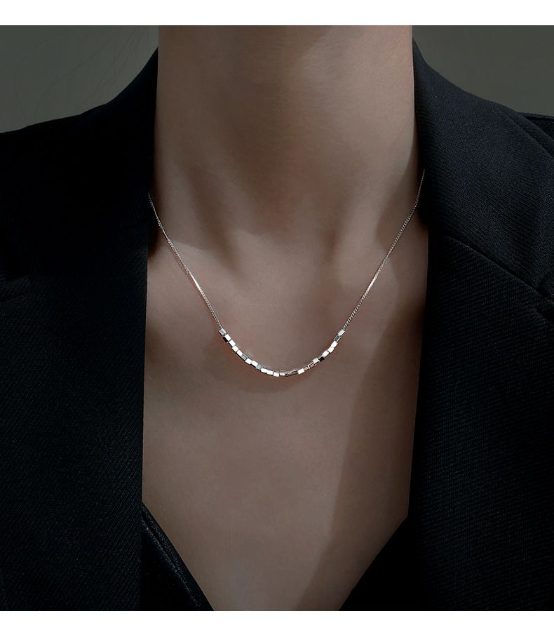 Collier petit cube en argent sterling pour femme, design de niche d'été, style froid simple, chaîne de clavicule géométrique en argent cassé_voghion.com