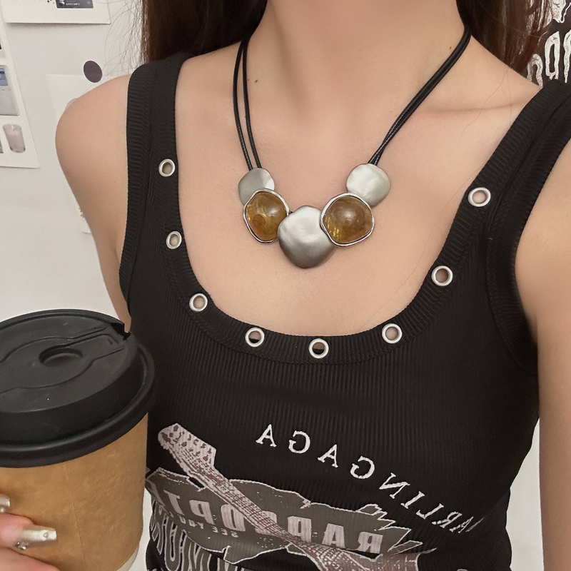 Unisex Exaggerated Irregular Round Necklace Black Leather Rope Clavicle Chain Niche Design Retro High End Necklace Trend_voghion.com
