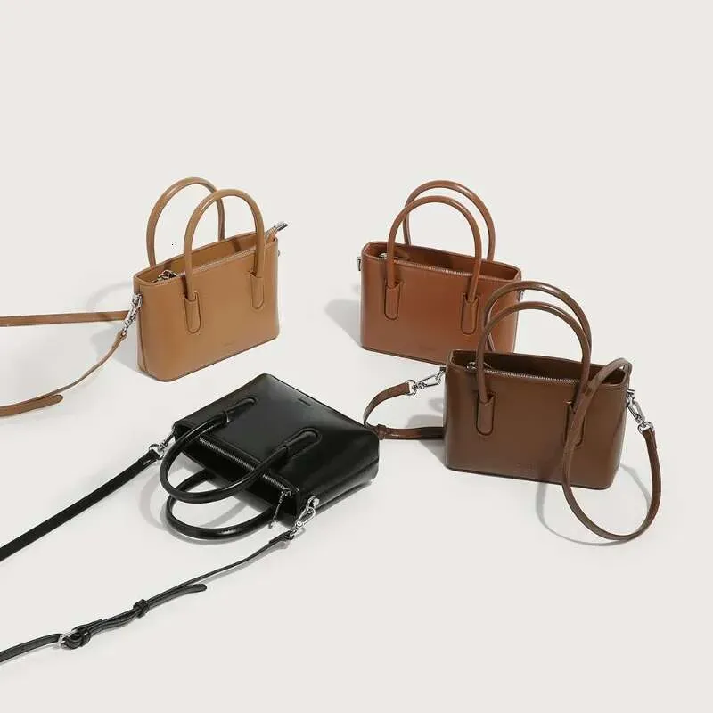 Bolso mini horizontal de diseño avanzado de diseñador 2025 para mujer, informal y versátil, con un solo hombro y cierre bajo el brazo._voghion.com