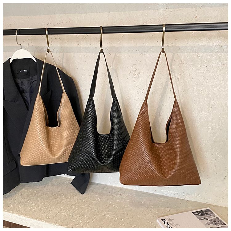 Retro Large-capacity Bag Shoulder Bag Woven Pattern Casual Commuter Tote Bag_voghion.com