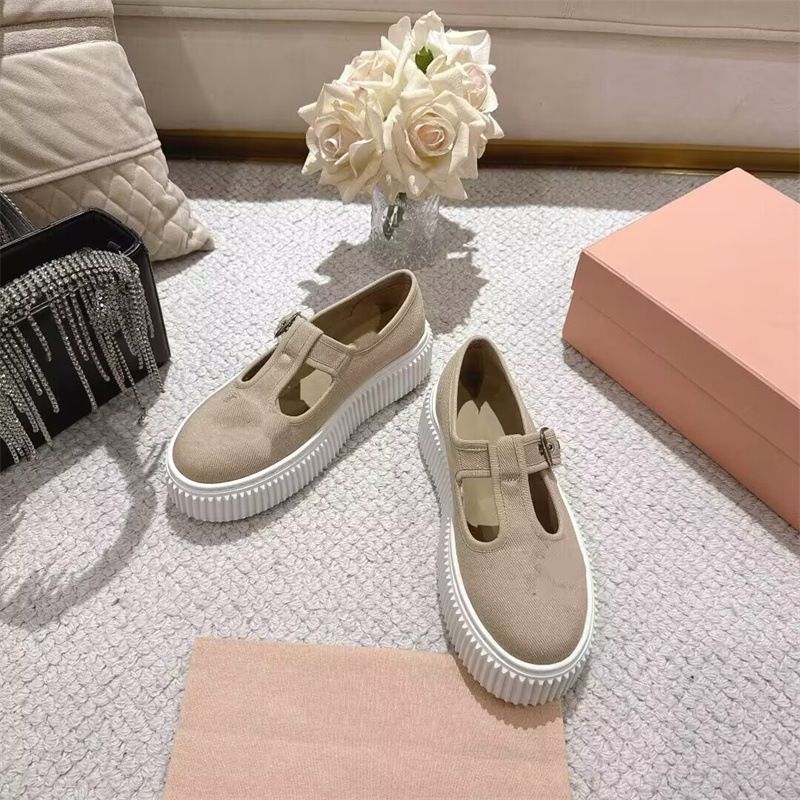 2025 Sommer neue koreanische Mode atmungsaktive weiße Turnschuhe für Frauen Low-Top Casual Plattform dicken Sohlen Keilschuhe_voghion.com