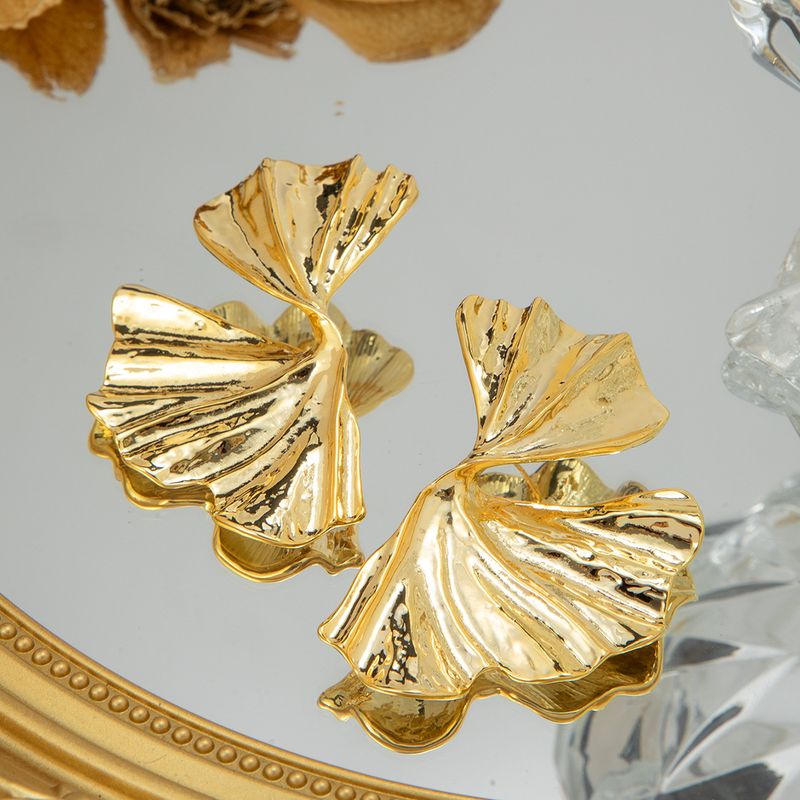 Orecchini da donna alla moda in metallo placcato oro con foglia di ginkgo esagerata_voghion.com
